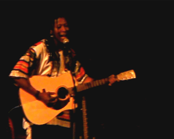 Mamadou Sarambe à la guitare au theatre de Caen 