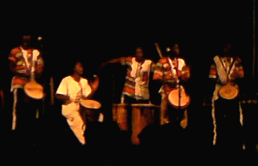 Les percussionistes de la troupe Burkina Foly